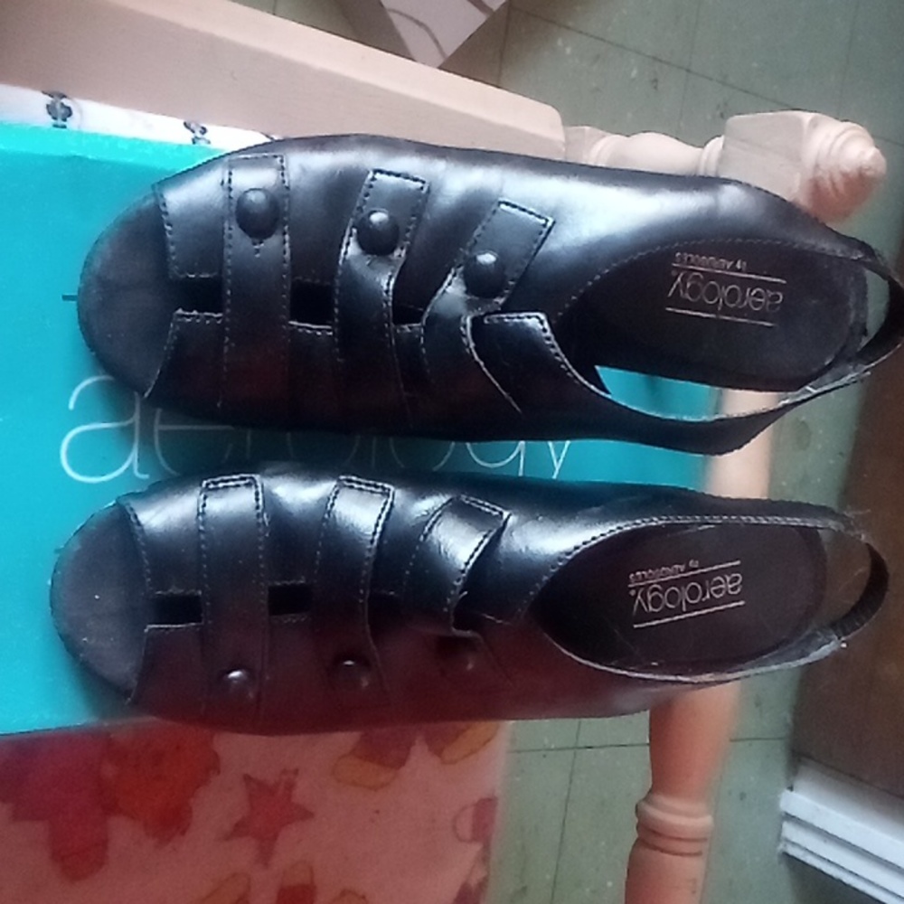 Black heels open to shoes